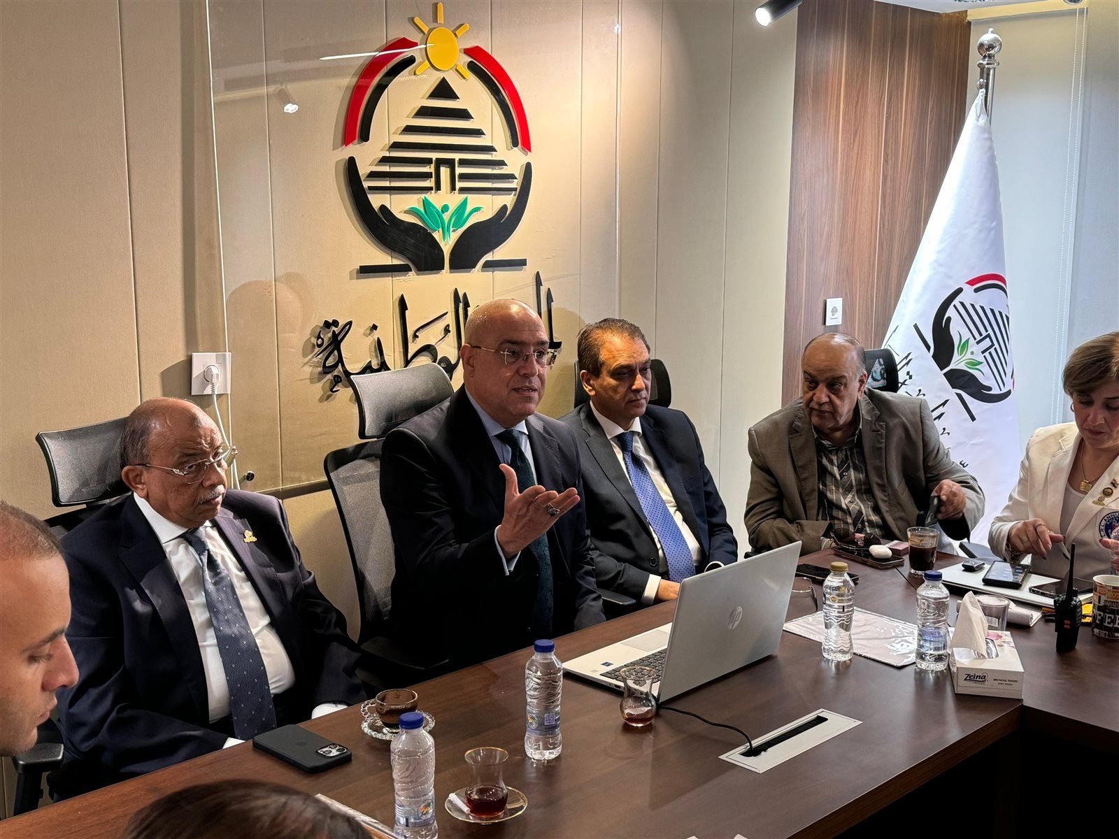 عاصم الجزار يتابع سير العملية الانتخابية من غرفة عمليات "الجبهة الوطنية" في الساعات الأولى للاقتراع - الخليج الان