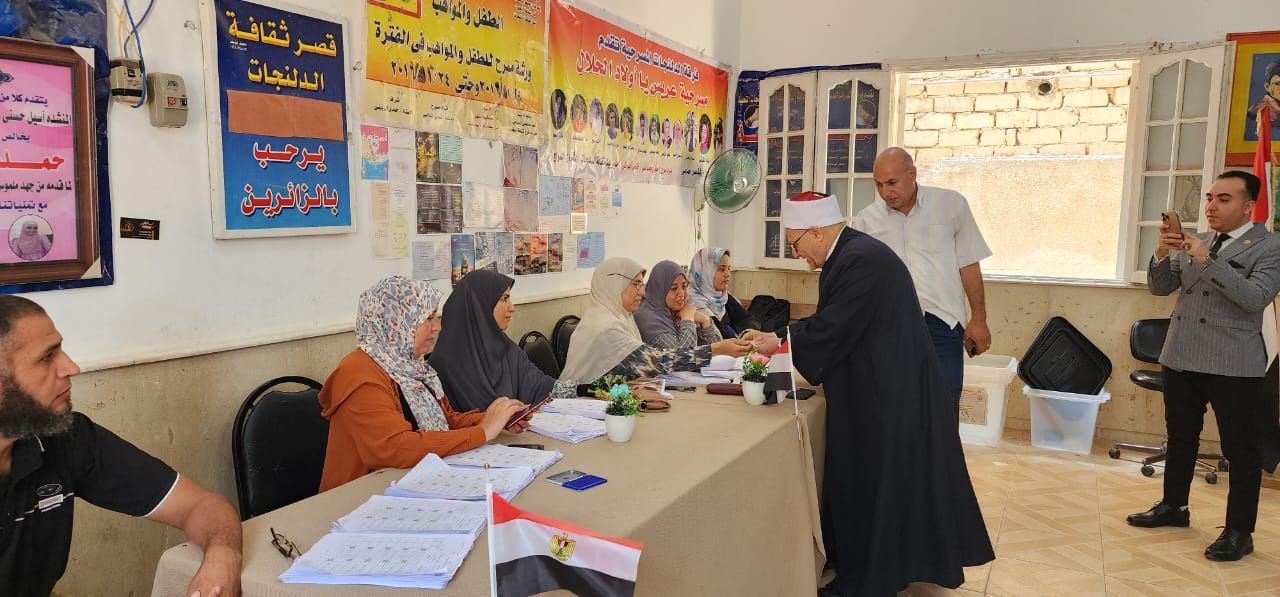 شوقي علام يدلي بصوته في إنتخابات مجلس الشيوخ.. ويؤكد: المشاركة واجب وطني - الخليج الان