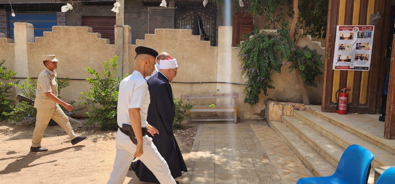 شوقي علام يدلي بصوته في إنتخابات مجلس الشيوخ.. ويؤكد: المشاركة واجب وطني - الخليج الان