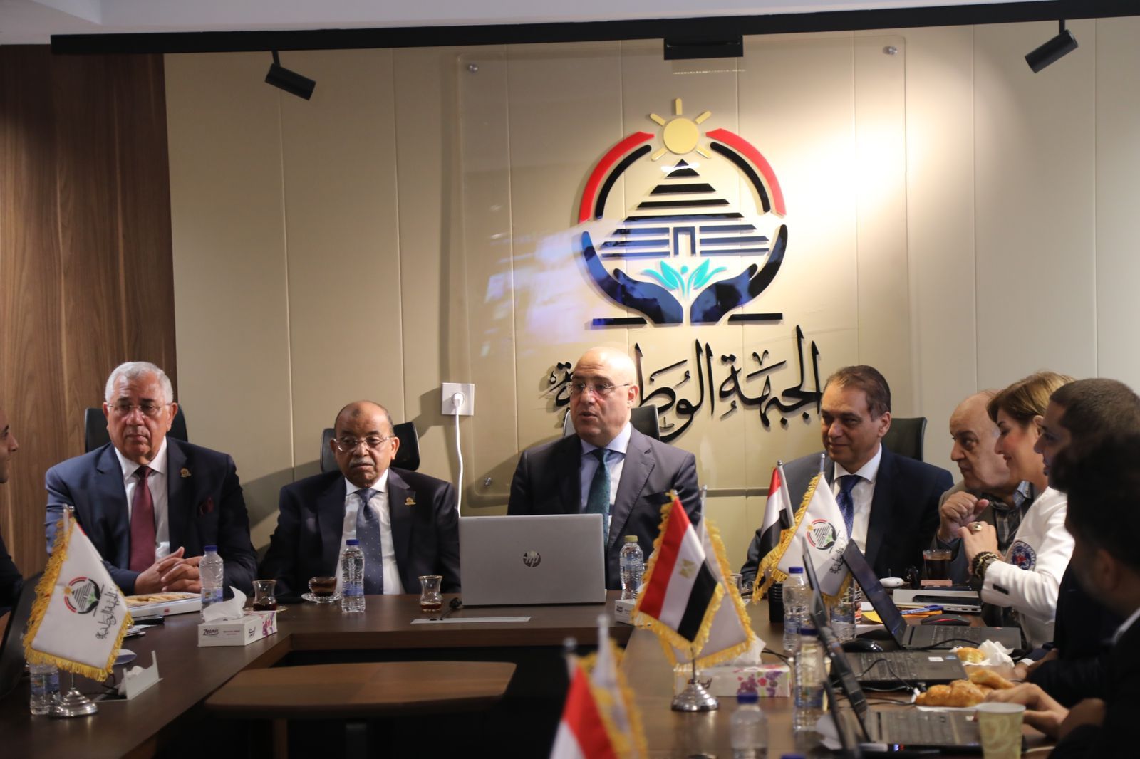 عاصم الجزار يتابع سير العملية الانتخابية من غرفة عمليات "الجبهة الوطنية" في الساعات الأولى للاقتراع - الخليج الان