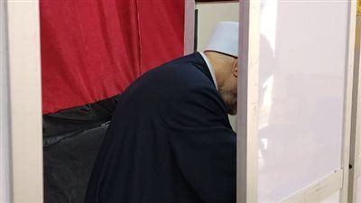 شوقي علام يدلي بصوته في إنتخابات مجلس الشيوخ.. ويؤكد: المشاركة واجب وطني - الخليج الان