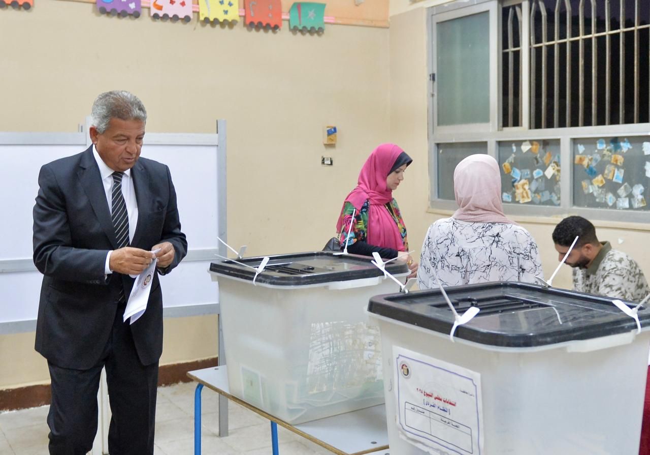 رئيس المجلس الأعلى لتنظيم الإعلام يدلي بصوته في انتخابات مجلس الشيوخ 2025 - الخليج الان