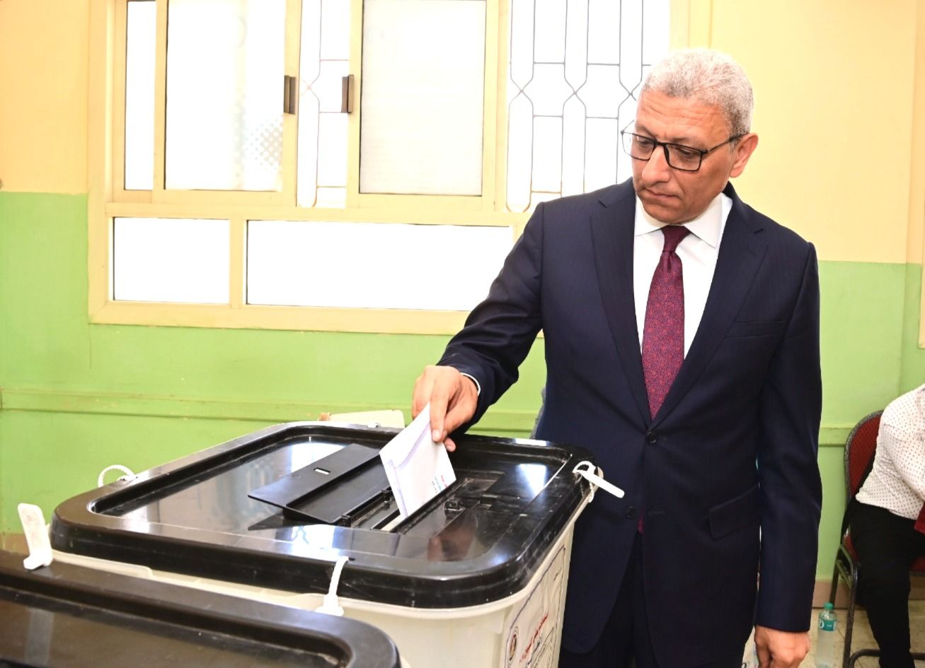 وكيل أول مجلس النواب يدلي بصوته في انتخابات مجلس الشيوخ - الخليج الان