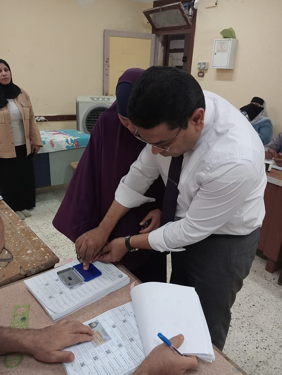 لمسة إنسانية بلجان طامية.. مستشار لجنة بالفيوم يساعد سيدة مسنة كفيفة على الإدلاء بصوتها وسط أجواء انتخابية حافلة - الخليج الان