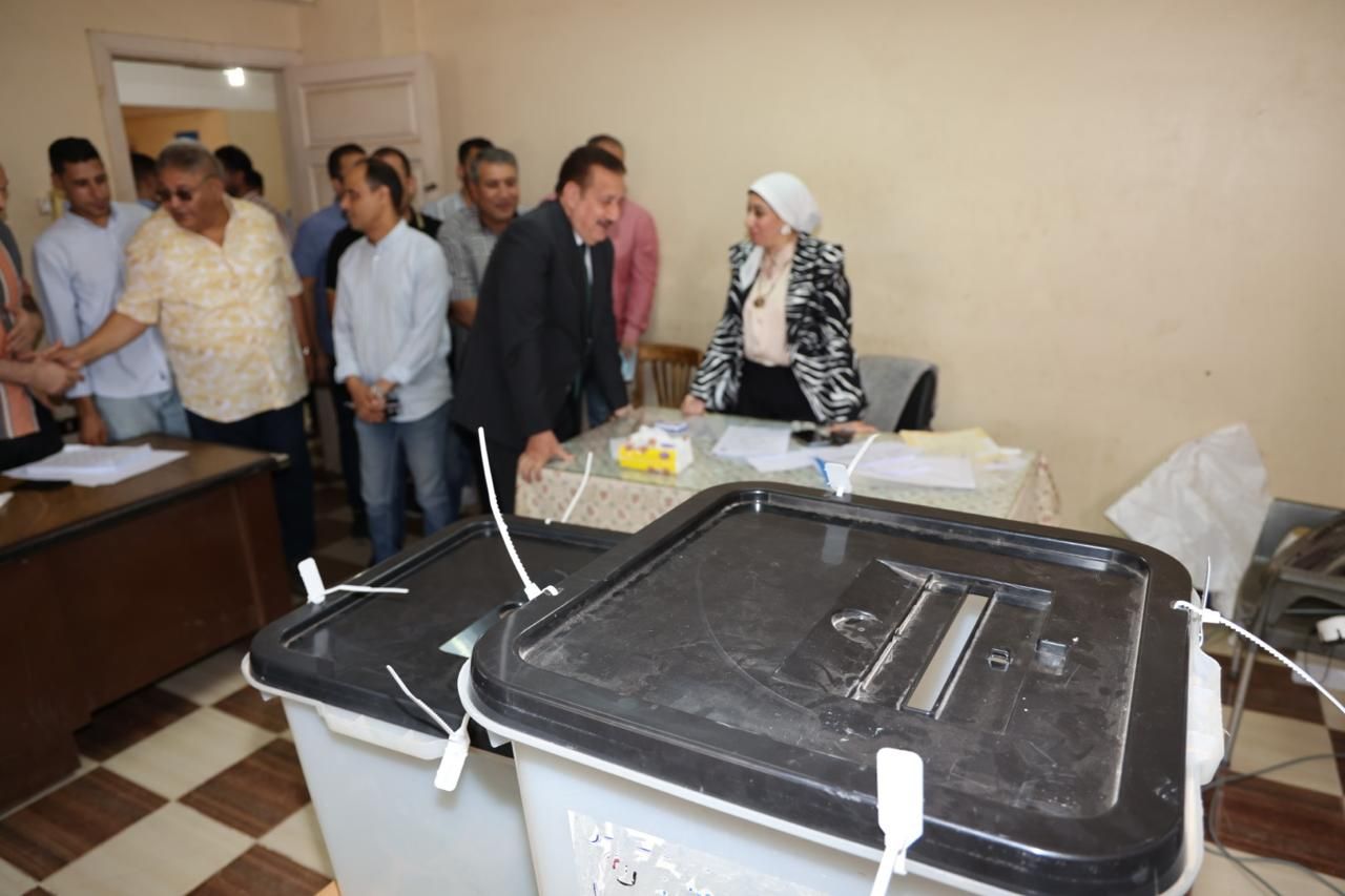 وسط فرحة الأهالي.. محافظ المنوفية يتفقد انتظام سير العملية الانتخابية بعدد من اللجان بمركزي شبين الكوم وبركة السبع - الخليج الان