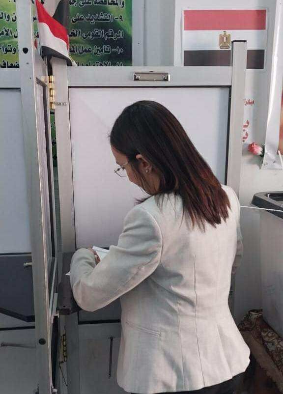 محافظ البحيرة تدلي بصوتها في انتخابات مجلس الشيوخ 2025 - الخليج الان