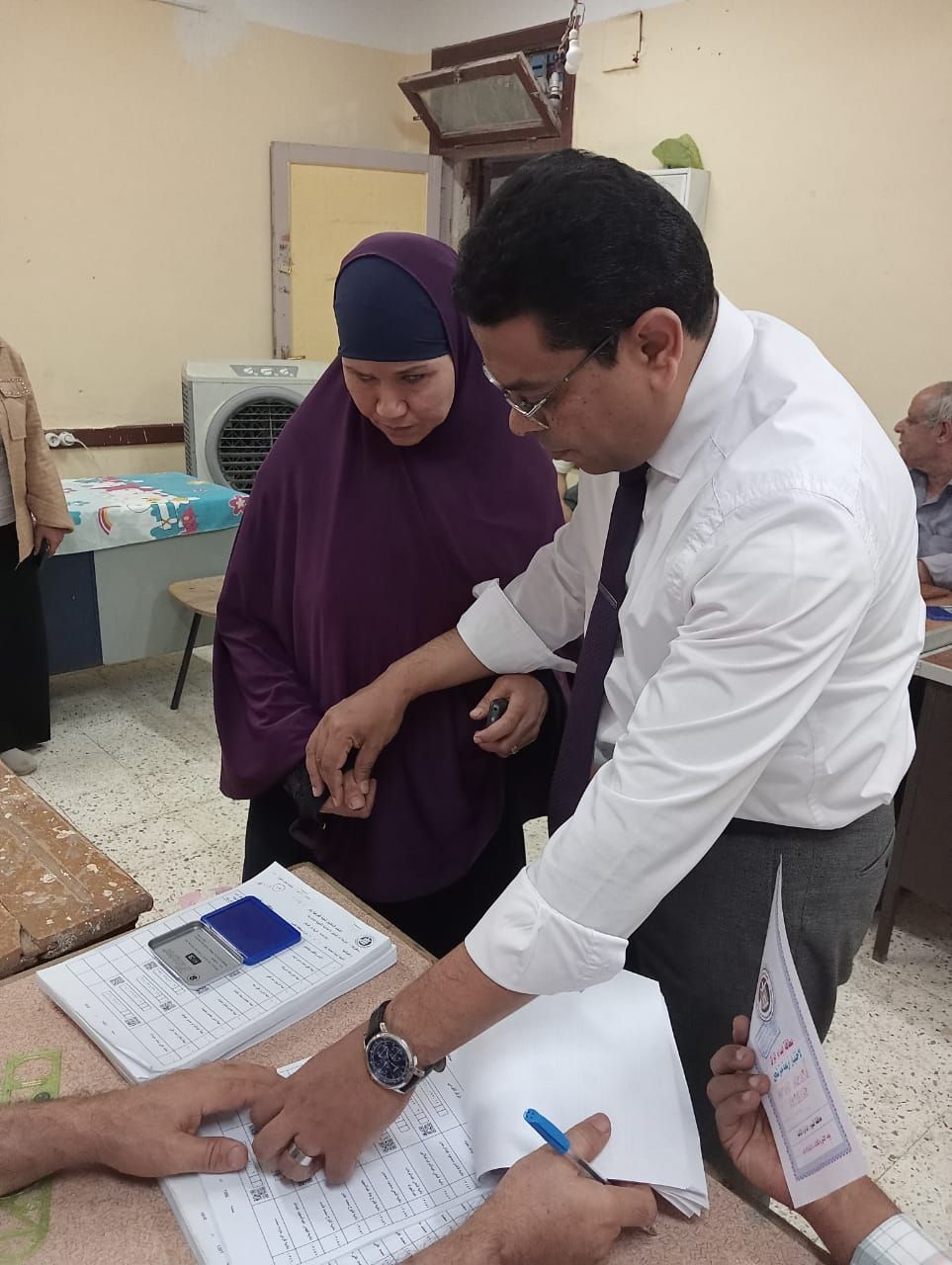 لمسة إنسانية بلجان طامية.. مستشار لجنة بالفيوم يساعد سيدة مسنة كفيفة على الإدلاء بصوتها وسط أجواء انتخابية حافلة - الخليج الان