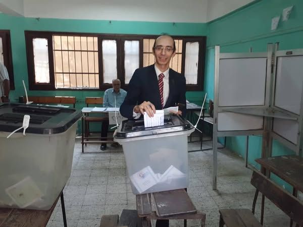 النائب محمد عبد العزيز يدلي بصوته في انتخابات مجلس الشيوخ بمدرسة بيجام الثانوية بنات بشبرا الخيمة - الخليج الان