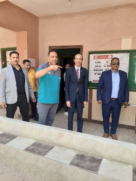 النائب محمد عبد العزيز يدلي بصوته في انتخابات مجلس الشيوخ بمدرسة بيجام الثانوية بنات بشبرا الخيمة - الخليج الان