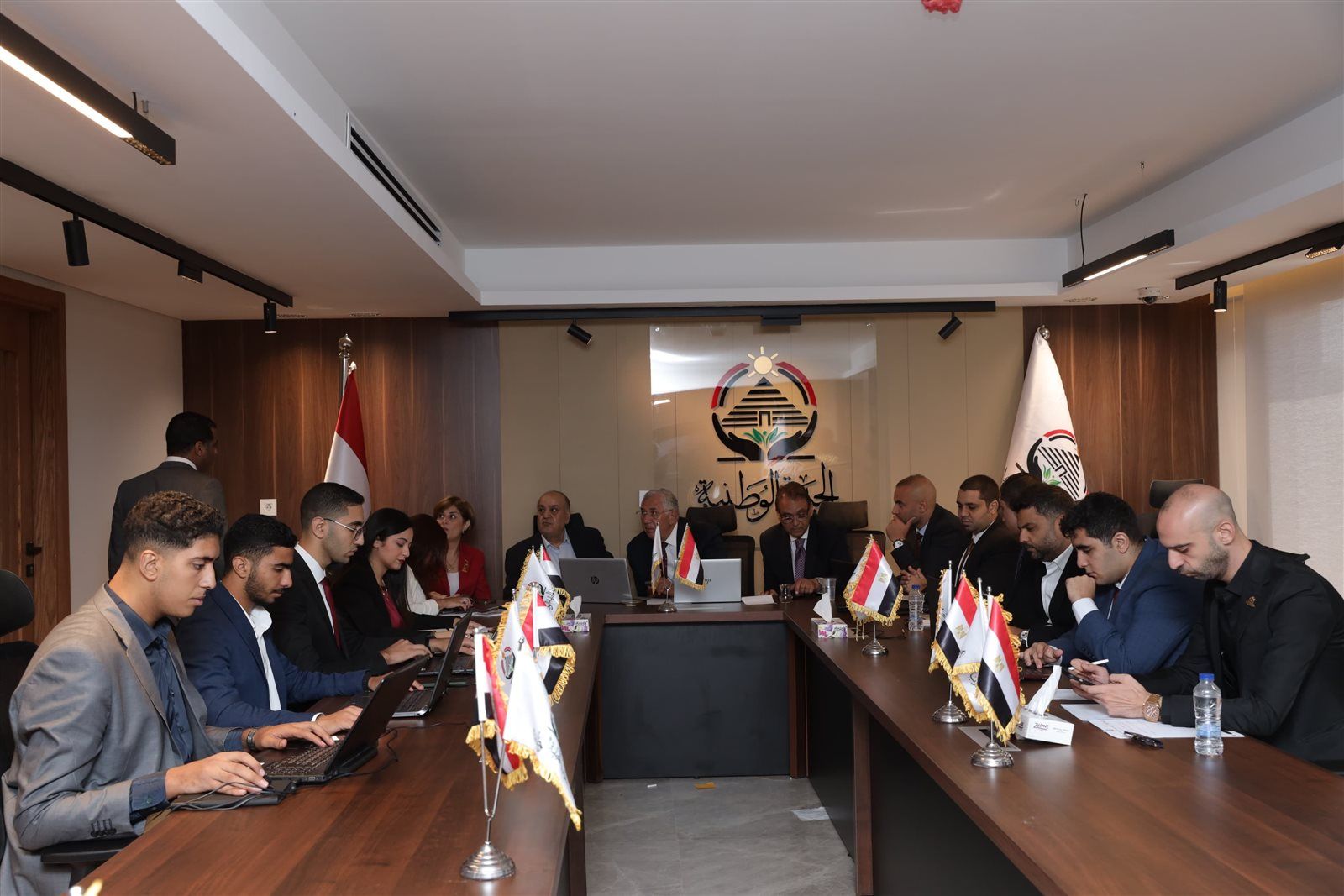 بحضور الأمين العام وأمين التنظيم..غرفة العمليات المركزية لحزب الجبهة الوطنية تواصل انعقادها لليوم الثاني من التصويت في انتخابات الشيوخ - الخليج الان