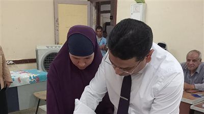 لمسة إنسانية بلجان طامية.. مستشار لجنة بالفيوم يساعد سيدة مسنة كفيفة على الإدلاء بصوتها وسط أجواء انتخابية حافلة - الخليج الان