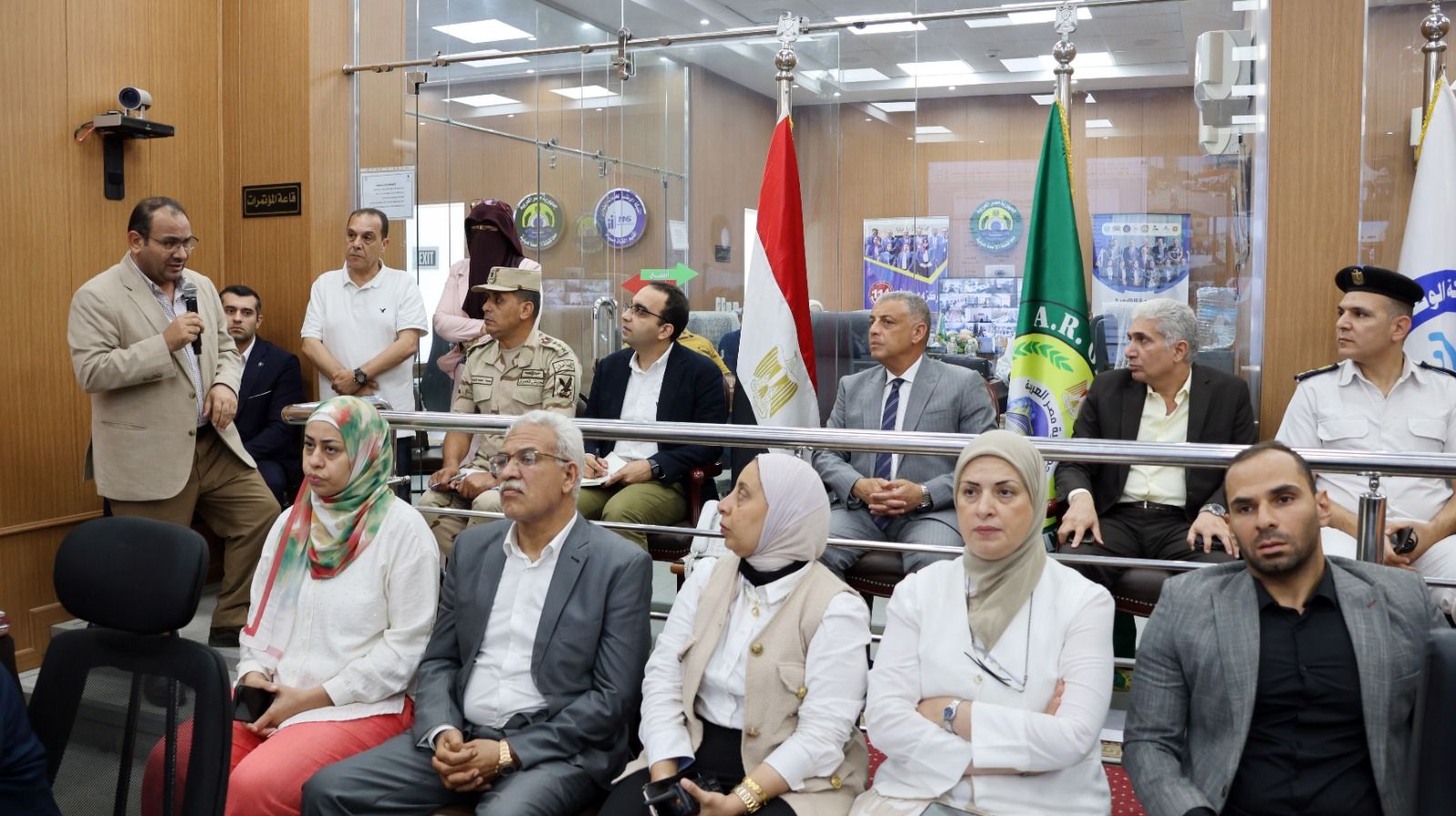 محافظ الإسماعيلية يتابع سير العملية الانتخابية في يومها الثاني من انتخابات مجلس الشيوخ 2025 - الخليج الان