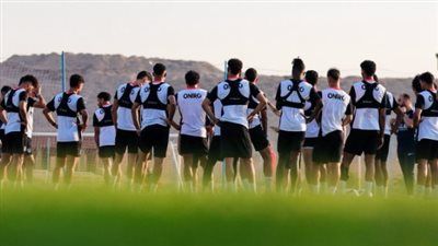 عبد الناصر محمد يطمئن على لاعبي الزمالك قبل مباراة سيراميكا في الدوري - الخليج الان