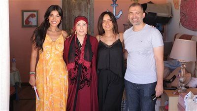 بطولة محمد فراج وزينة.. صور جديدة من كواليس مسلسل ورد وشوكولاتة - الخليج الان