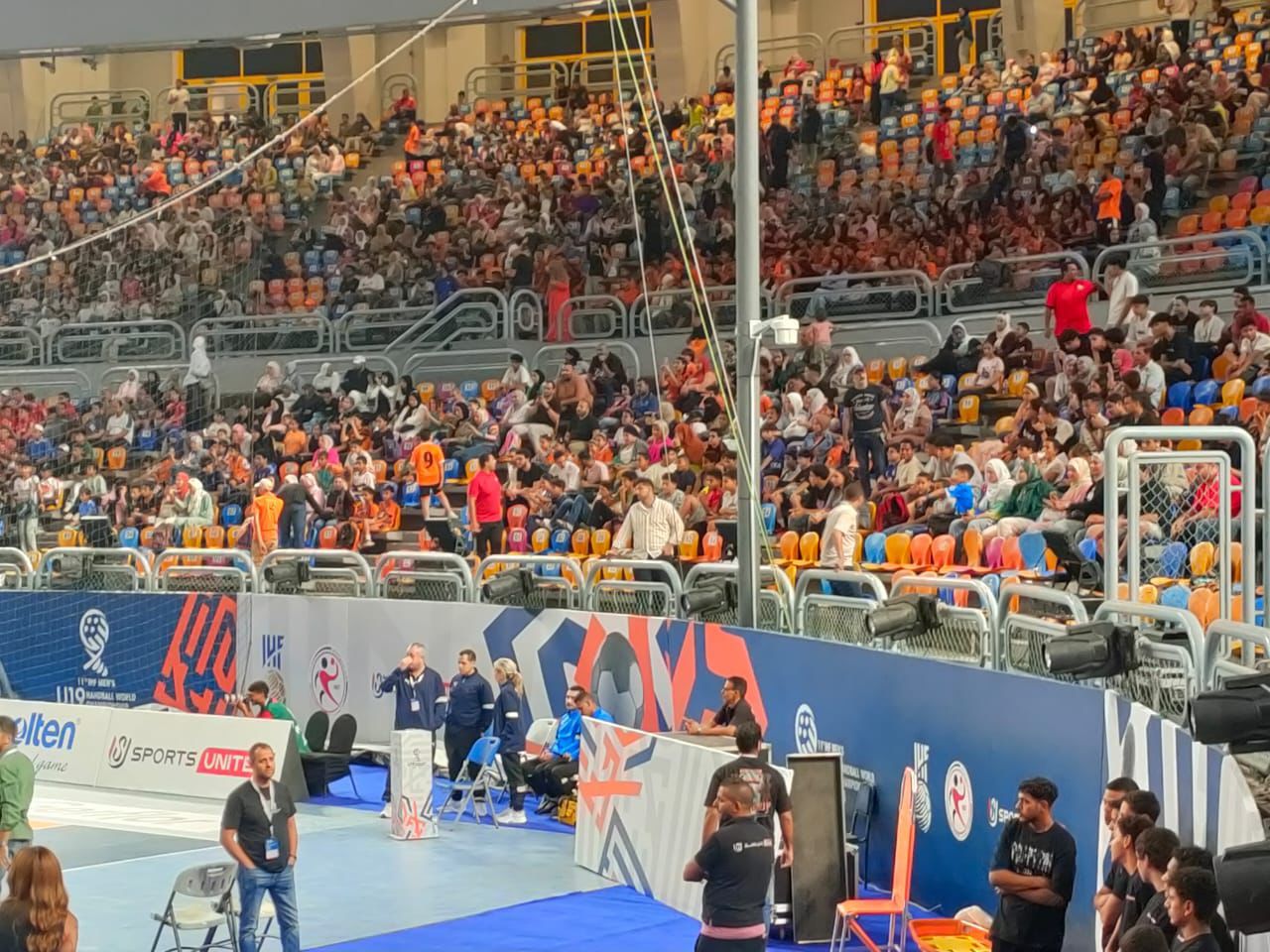 دعم جماهيري كبير لمنتخب اليد أمام كوريا في افتتاح بطولة العالم لليد تحت 19 عامًا - الخليج الان