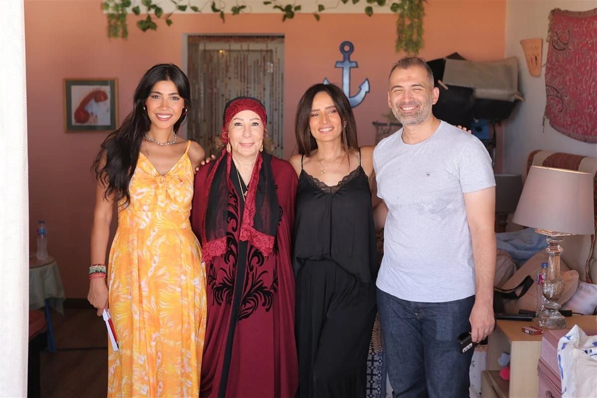 بطولة محمد فراج وزينة.. صور جديدة من كواليس مسلسل ورد وشوكولاتة - الخليج الان