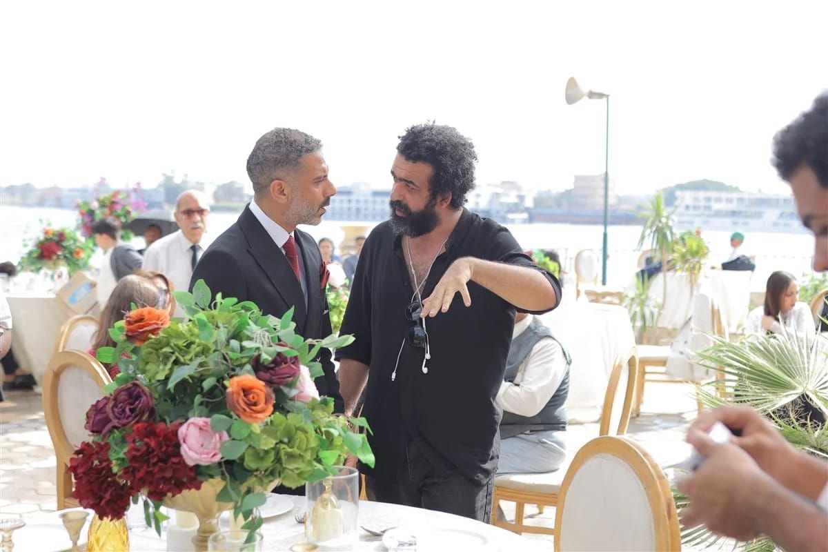 بطولة محمد فراج وزينة.. صور جديدة من كواليس مسلسل ورد وشوكولاتة - الخليج الان