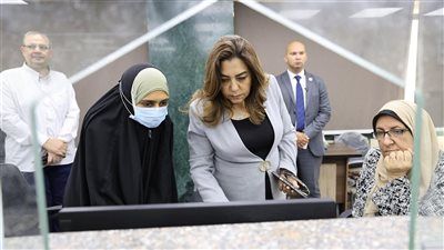 لمتابعة تقديم الخدمات للمواطنين بالمركز التكنولوجي.. وزيرة التنمية المحلية تقوم بجولة مفاجئة على حي الموسكي بالقاهرة - الخليج الان