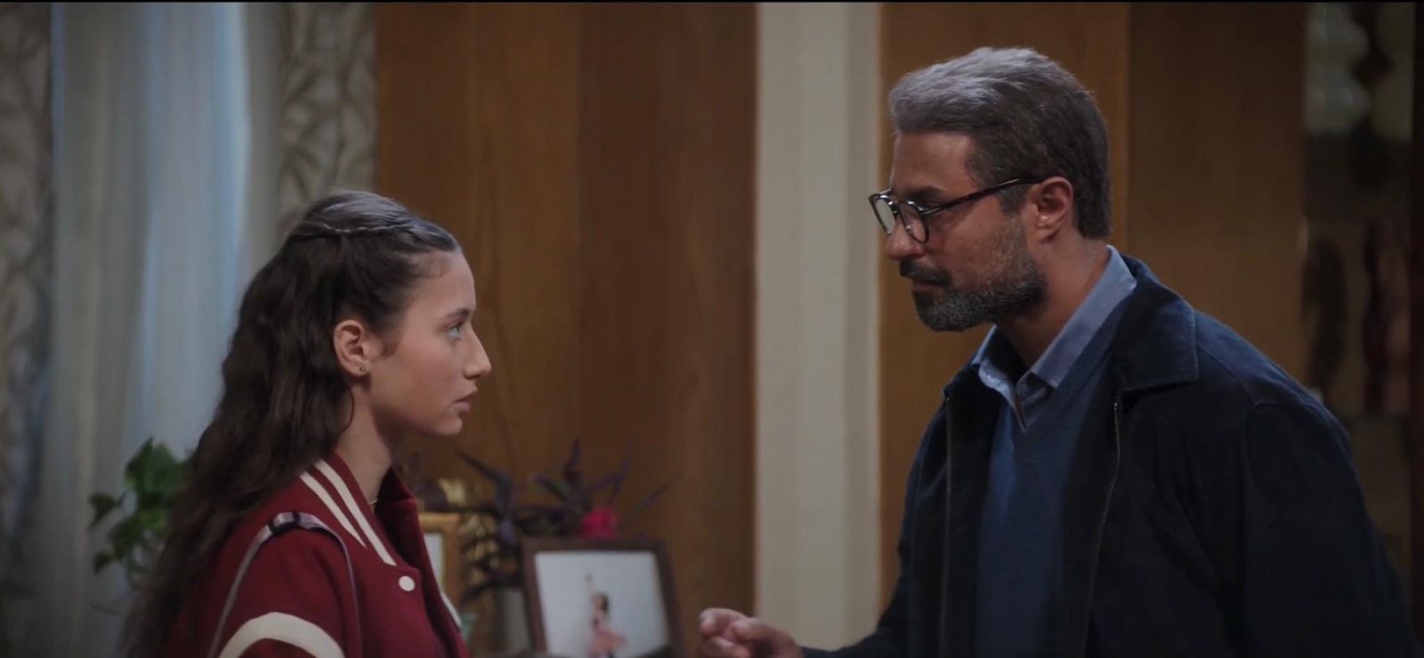 بسلوكها المراهق.. لينا صوفيا تثير غضب كريم فهمي في الحلقة الخامسة من مسلسل 220 يوم - الخليج الان