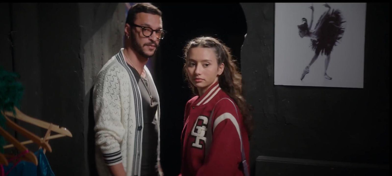 بسلوكها المراهق.. لينا صوفيا تثير غضب كريم فهمي في الحلقة الخامسة من مسلسل 220 يوم - الخليج الان