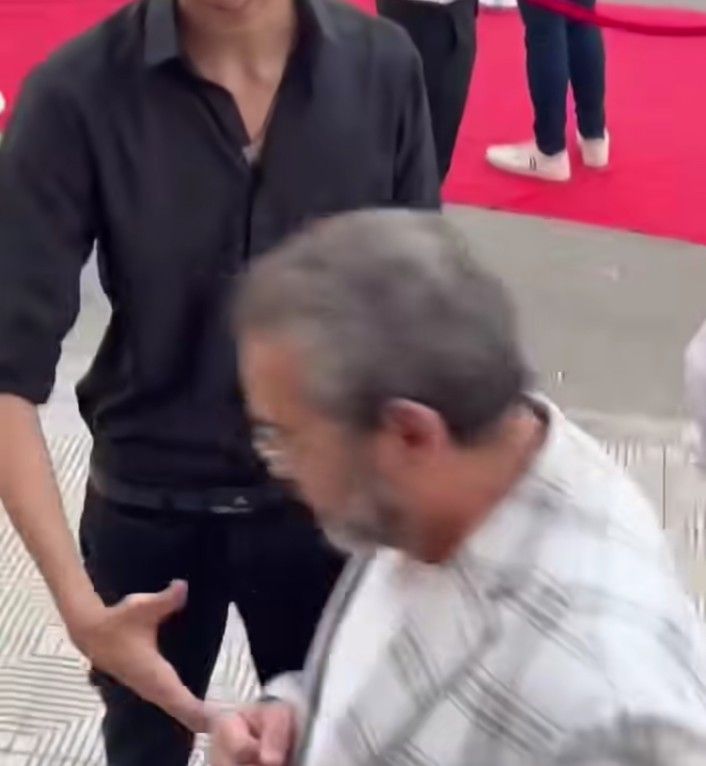 بسبب رفضه مصافحة معجب.. القصة الكاملة للهجوم على أحمد عبد العزيز وكيف برر الفنان؟ - الخليج الان