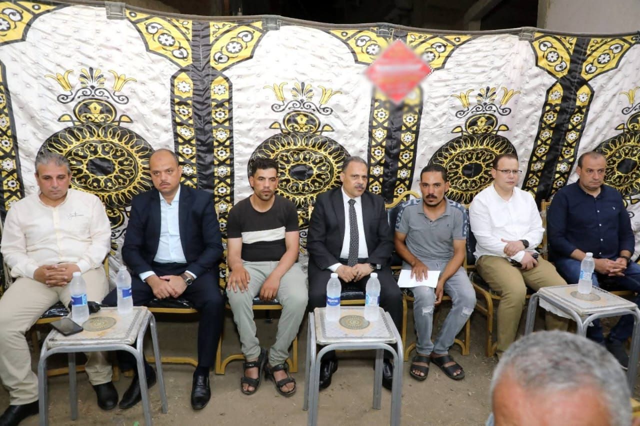 محافظ الشرقية يُؤدي واجب العزاء في وفاة عامل النظافة أثناء أداء عمله  - الخليج الان