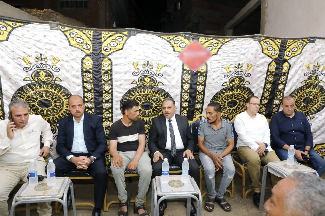 محافظ الشرقية يُؤدي واجب العزاء في وفاة عامل النظافة أثناء أداء عمله  - الخليج الان