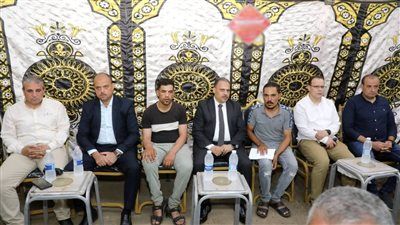 محافظ الشرقية يُؤدي واجب العزاء في وفاة عامل النظافة أثناء أداء عمله  - الخليج الان
