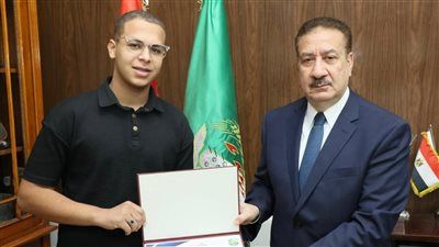 لمسة وفاء.. محافظ المنوفية يكرم أسرة الراحل شاكر محمد شاكر - الخليج الان