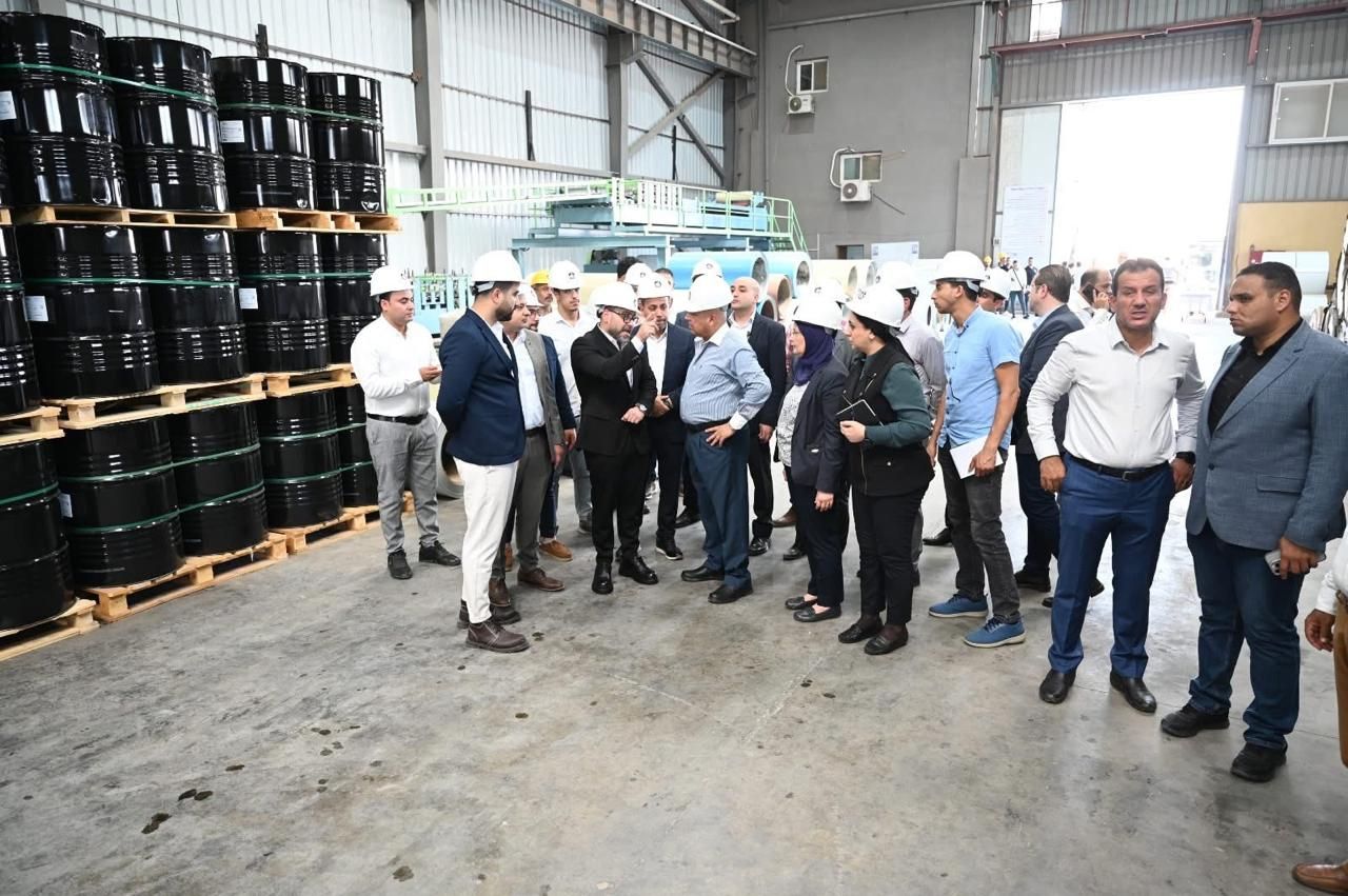 نائب رئيس الوزراء للتنمية الصناعية يتفقد عددًا من المصانع بمدينة العاشر من رمضان - الخليج الان