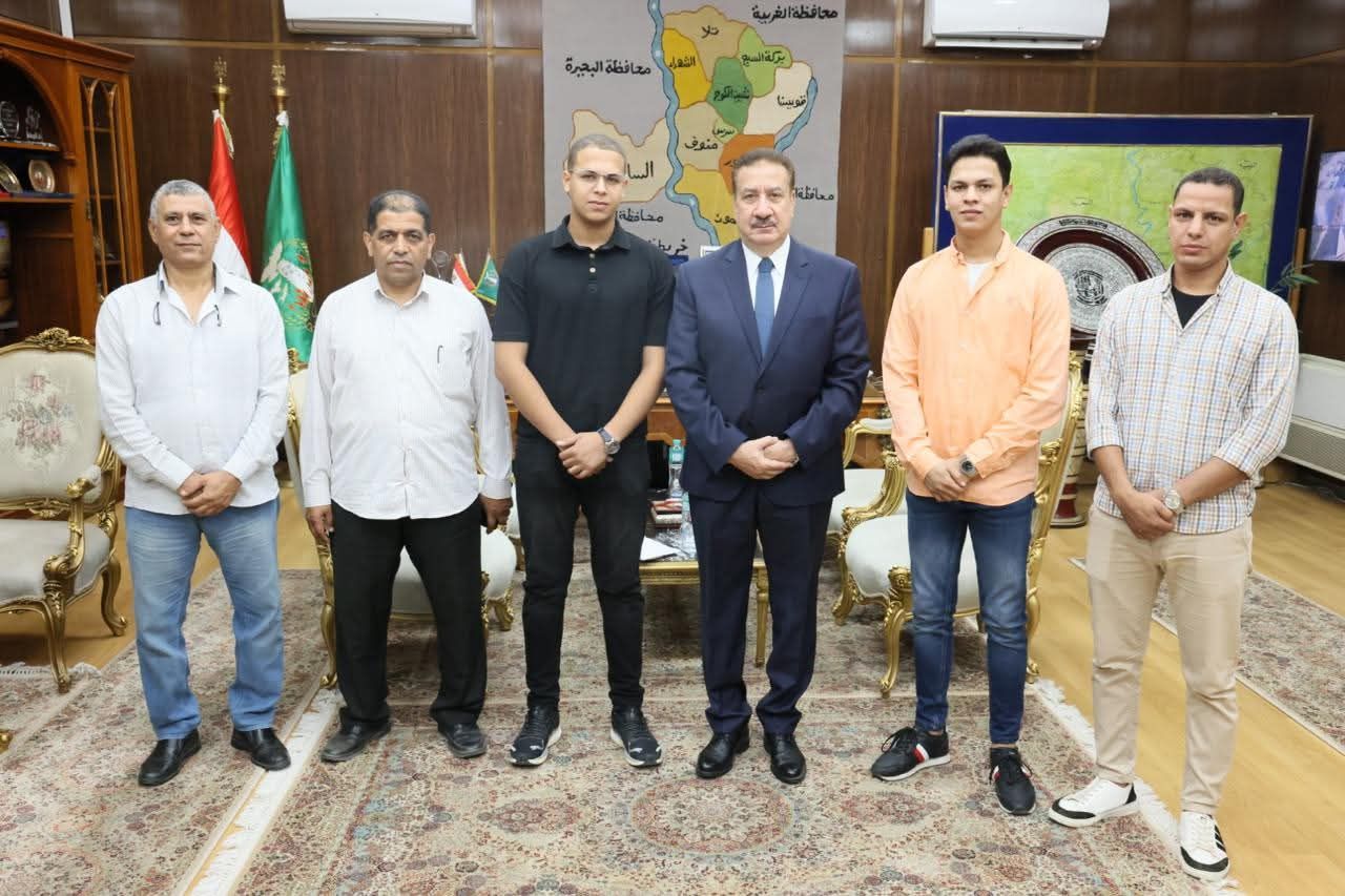 لمسة وفاء.. محافظ المنوفية يكرم أسرة الراحل شاكر محمد شاكر - الخليج الان