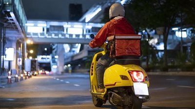 سؤال برلماني بشأن عمال “الدليفري"..والقوي العاملة بالنواب لـ “تليجراف الخليج”: قانون العمل ينصفهم - الخليج الان