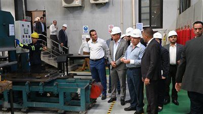 نائب رئيس الوزراء للتنمية الصناعية يتفقد عددًا من المصانع بمدينة العاشر من رمضان - الخليج الان