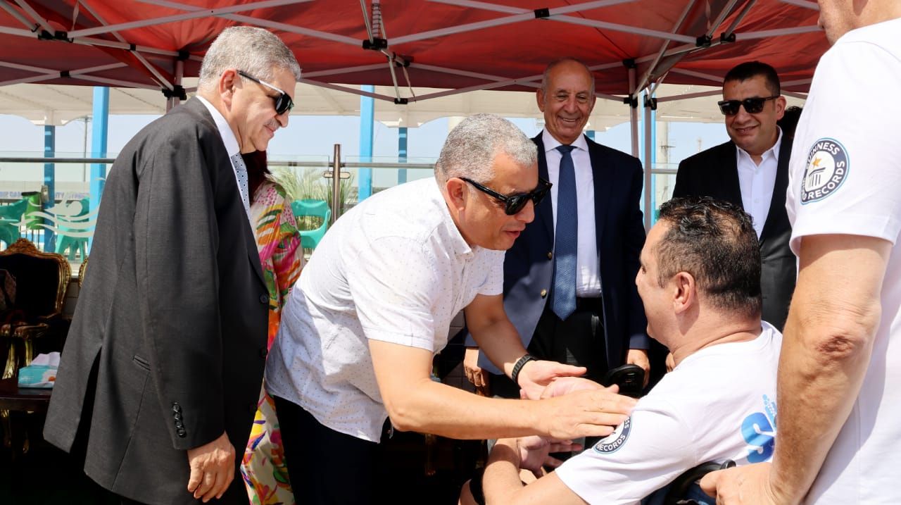 محافظ الإسماعيلية ورئيس هيئة قناة السويس يطلقان إشارة بدء محاولة القبطان ولاء حافظ لتحطيم الرقم القياسي العالمي في الغطس لمريض شلل رباعي - الخليج الان