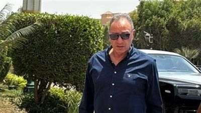 وصول محمود الخطيب إلى مسجد الشرطة بالشيخ زايد لحضور جنازة والد العامري فاروق - الخليج الان