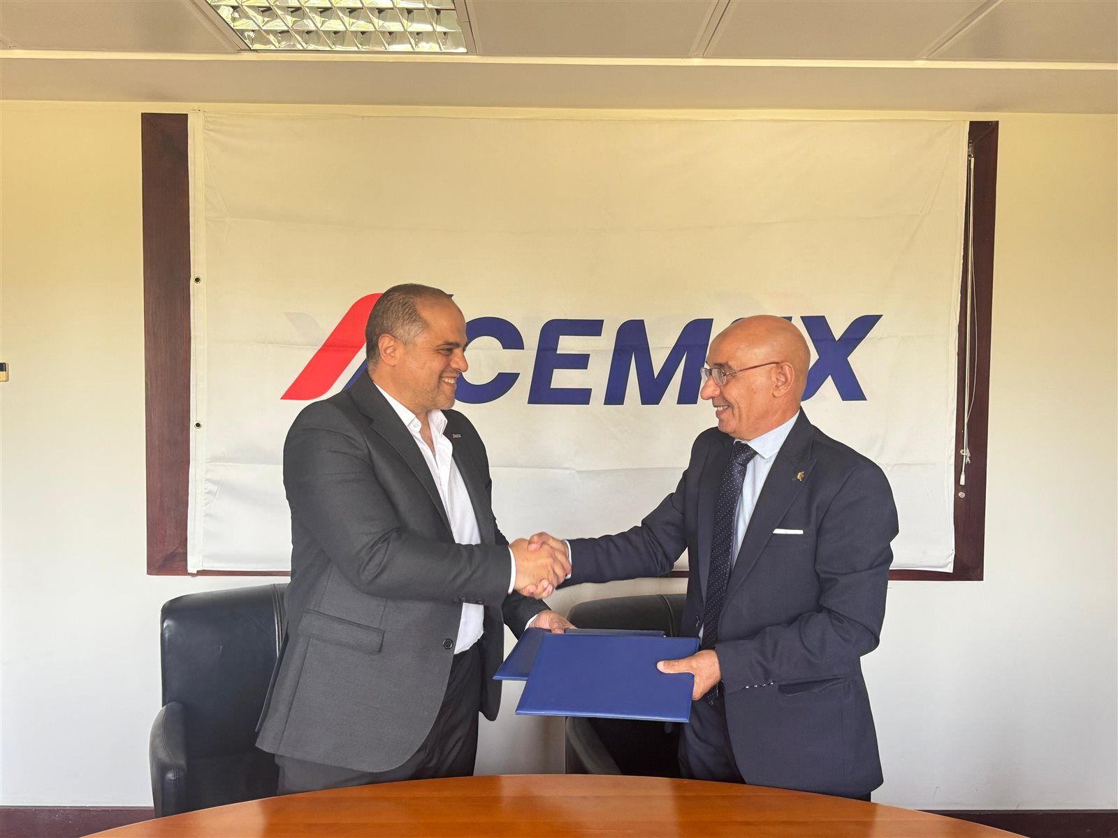 سيمكس والهيئة العامة لتعليم الكبار يطلقان شراكة استراتيجية لتعزيز التنمية المستدامة في أسيوط - الخليج الان