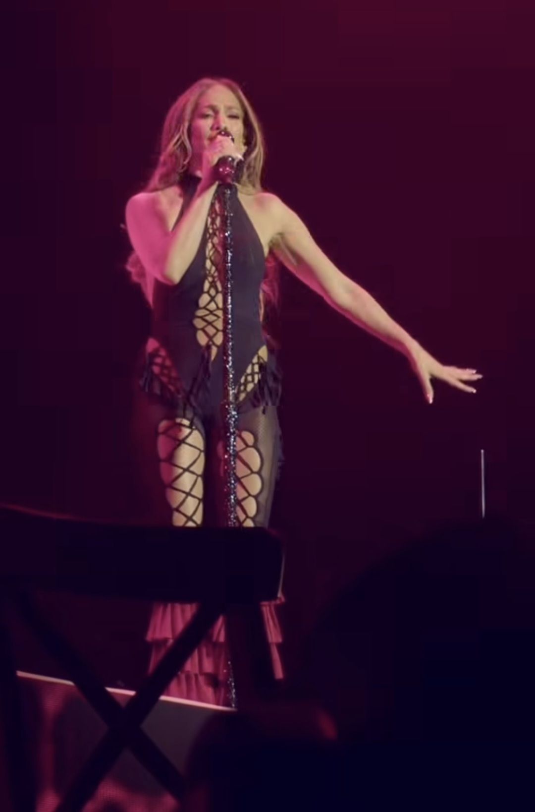 صرصور يصل لعنق جينيفر لوبيز في إحدى حفلاتها.. رد فعلها غير متوقع - الخليج الان