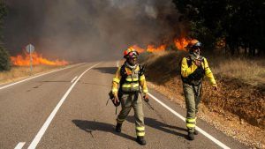 حرائق الغابات المدمرة تضرب أوروبا.. وبدء إجلاء آلاف السكان