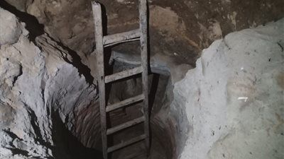 انهيار حفرة يكشف تنقيبًا عن الآثار وضبط 4 متهمين بفرشوط - الخليج الان