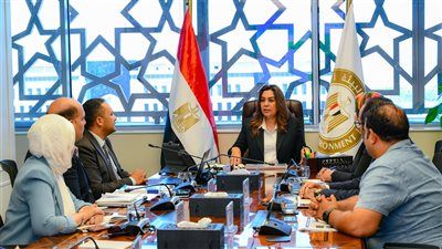 وزيرة التنمية المحلية تستعرض جهود التفتيش والالتزام البيئي ومؤشرات الأداء والمتابعة الدورية الميدانية للمنشآت|تفاصيل - الخليج الان