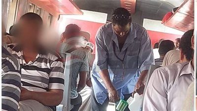 عم محمد يسقي ركاب قطار الصعيد تحت شمس أغسطس الحارقة.. شهامة الصعايدة في أبهى صورها - الخليج الان