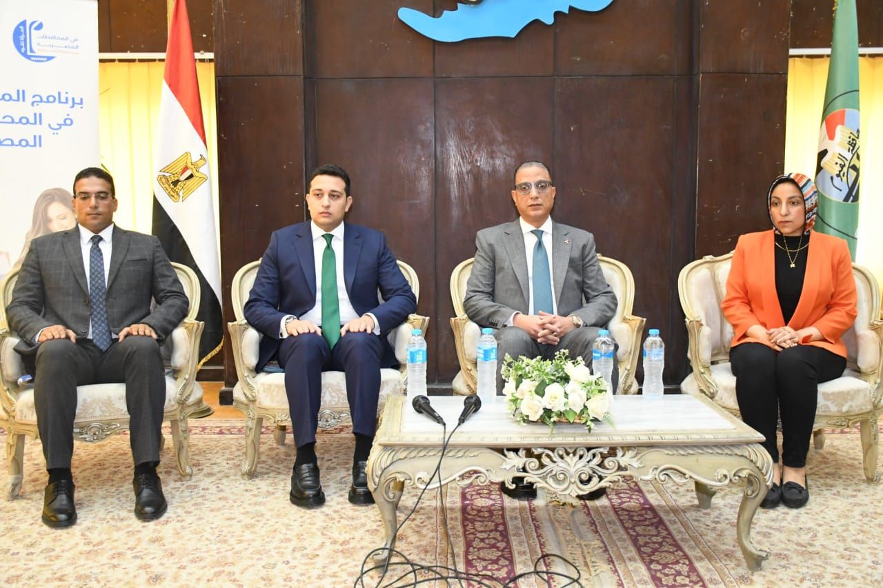 في دورته الثالثة.. محافظ الفيوم يسلم شهادات اجتياز برنامج "المرأة تقود فى المحافظات" للمتدربات - الخليج الان