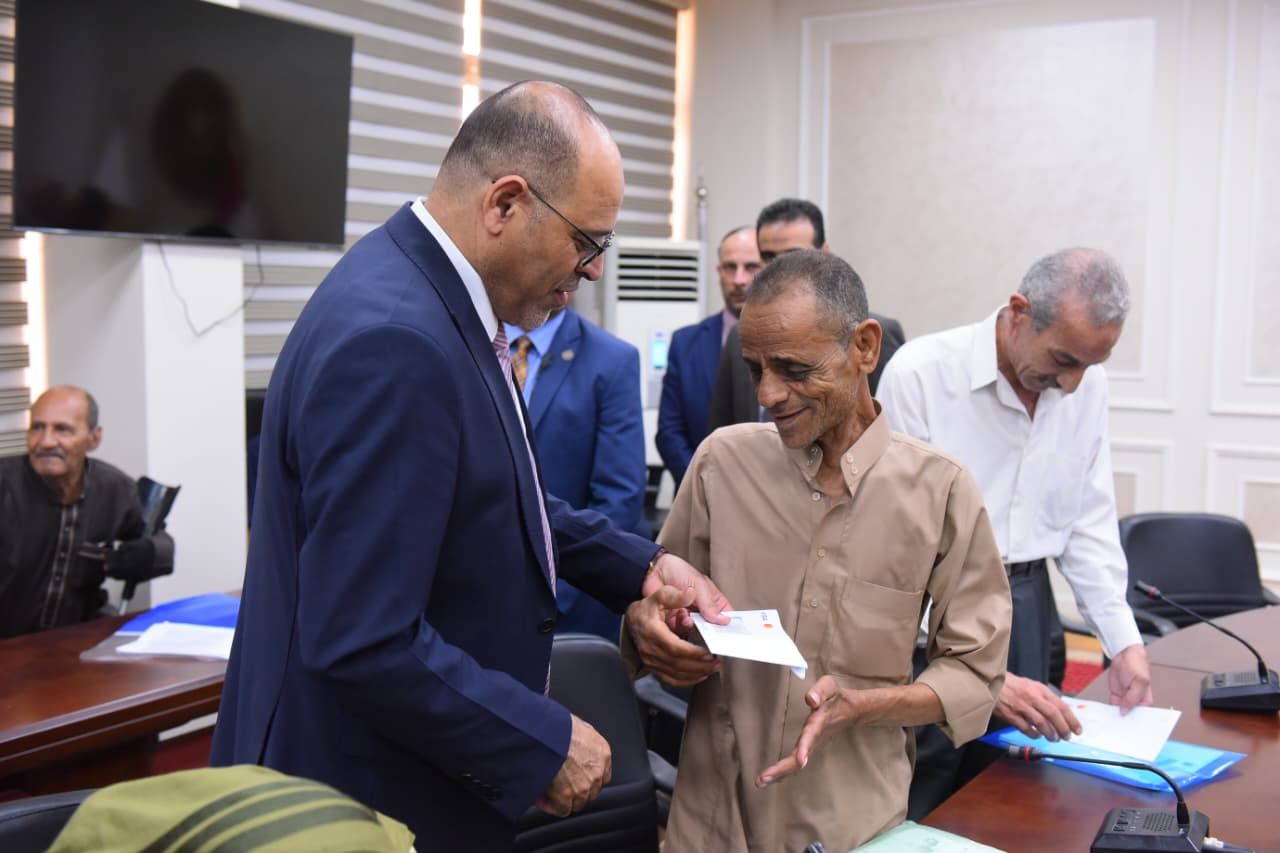 وزير العمل يُسلم بطاقات بنكية لعمال مصريين من مُستحقي المعاشات التقاعدية العراقية.. صور - الخليج الان