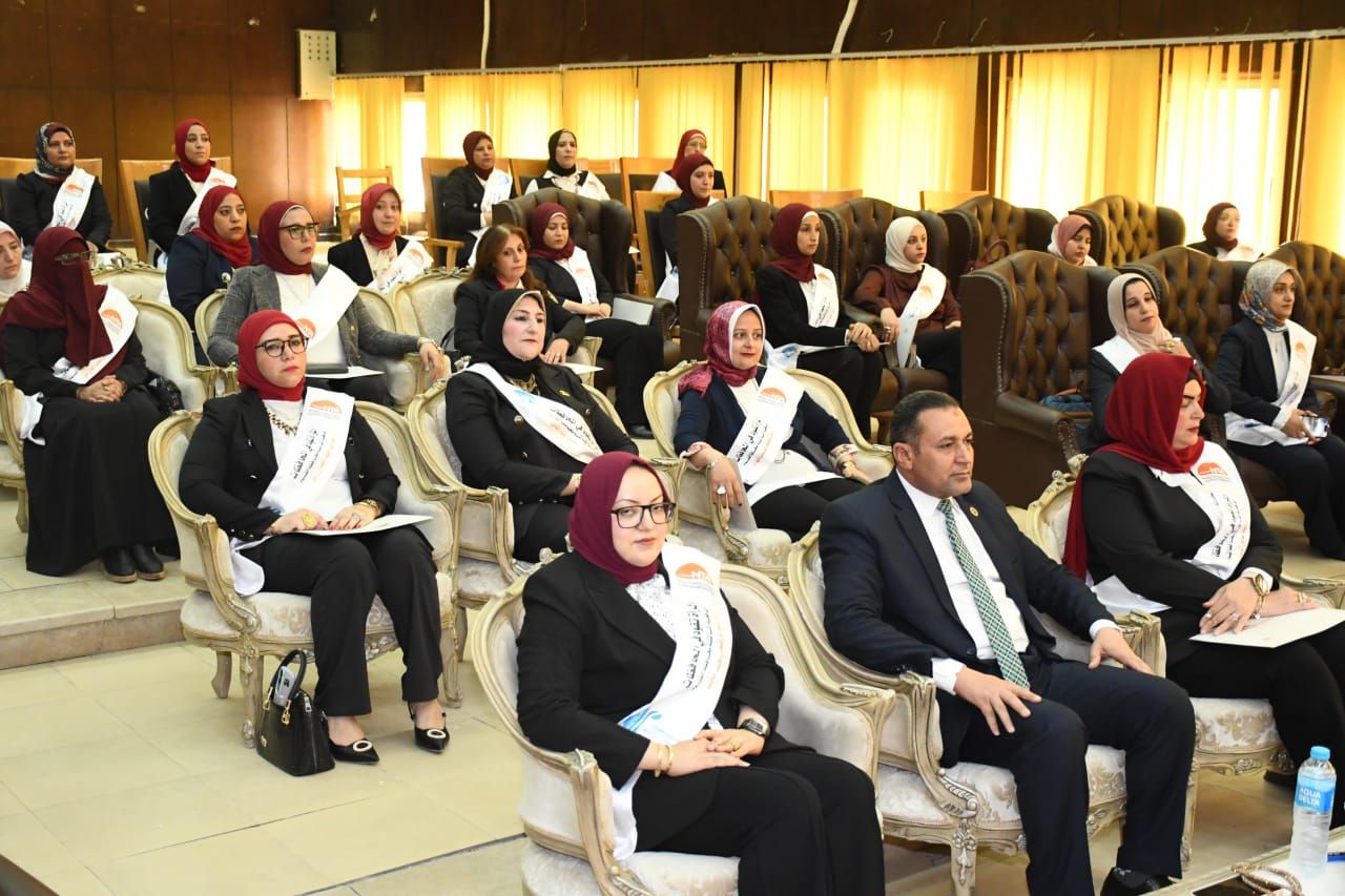 في دورته الثالثة.. محافظ الفيوم يسلم شهادات اجتياز برنامج "المرأة تقود فى المحافظات" للمتدربات - الخليج الان