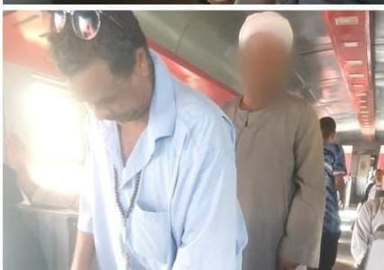 عم محمد يسقي ركاب قطار الصعيد تحت شمس أغسطس الحارقة.. شهامة الصعايدة في أبهى صورها - الخليج الان