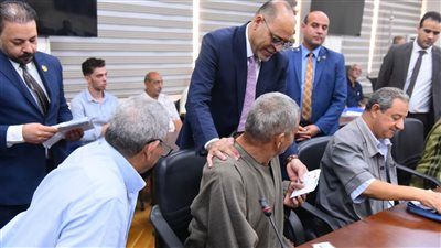 وزير العمل يُسلم بطاقات بنكية لعمال مصريين من مُستحقي المعاشات التقاعدية العراقية.. صور - الخليج الان