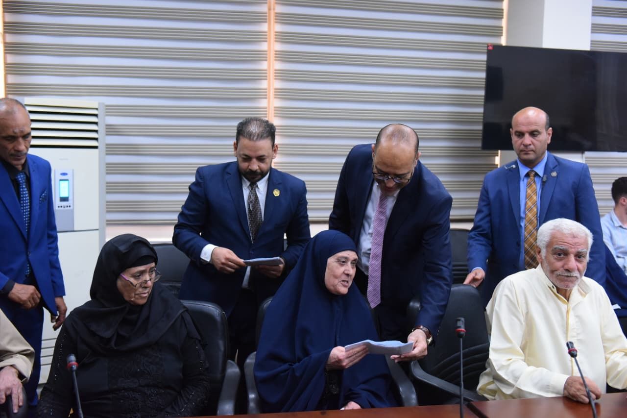 وزير العمل يُسلم بطاقات بنكية لعمال مصريين من مُستحقي المعاشات التقاعدية العراقية.. صور - الخليج الان