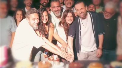 بالصور.. غادة عادل وأبطال وتر حساس 2 يحتفلون بـ عيد ميلاد محمد محمود عبد العزيز - الخليج الان