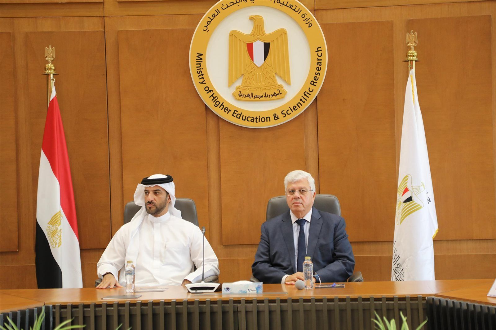 وزير التعليم العالي يبحث سبل التعاون مع نائب حاكم الشارقة ورئيس جامعة الشارقة ويؤكد عمق العلاقات بين البلدين - الخليج الان