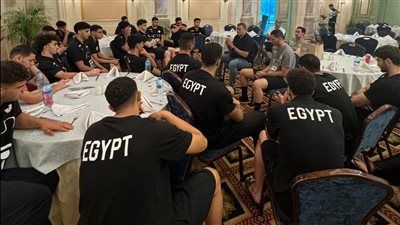 جلسة تحفيزية لخالد فتحي مع منتخب ناشئي اليد قبل مواجهة أيسلندا بالمونديال - الخليج الان